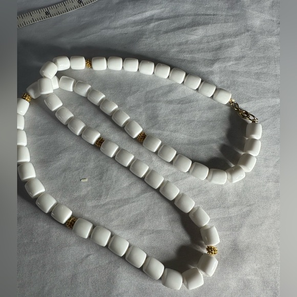 Vintage white bead and gold accent necklace - Picture 4 of 5